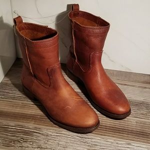 NIB Frye Cara Short Cognac Genuine Leather Boots